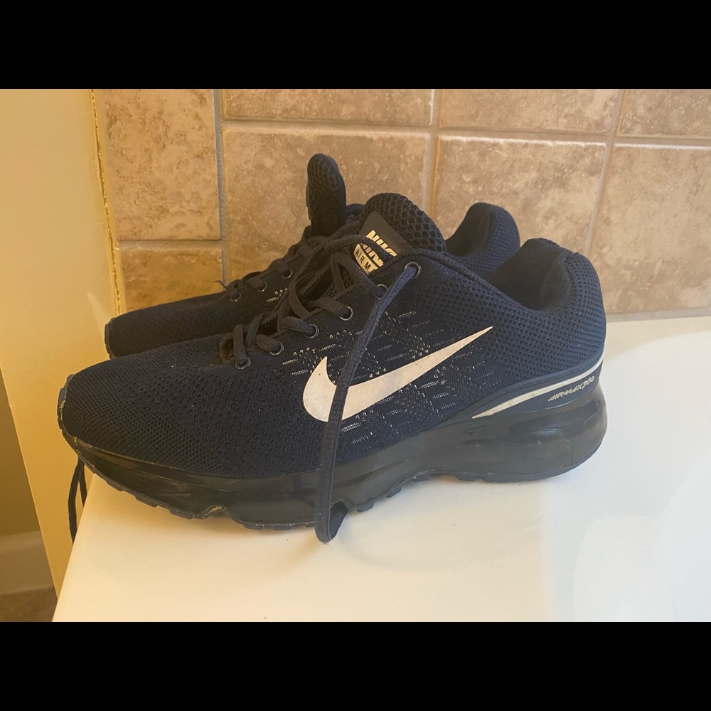 Nike - Picture 2 of 7